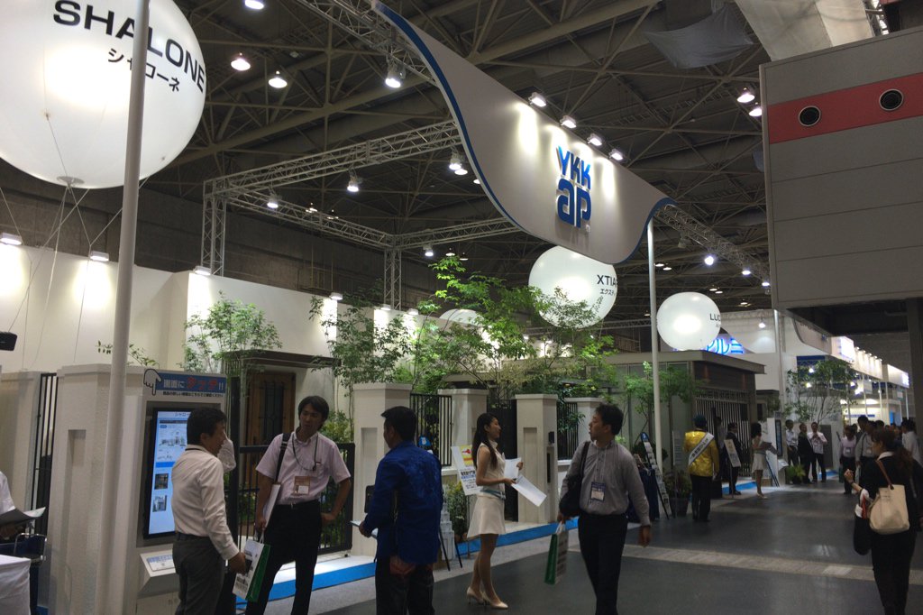 exterior_fan's tweet photo. アルミ建材のYKK AP ブース。エクスティアラシリーズ、アルミ鋳物のシャローネシリーズの展示、見ごたえありますね。 #kef2016 https://t.co/ClOfXAE1Nz