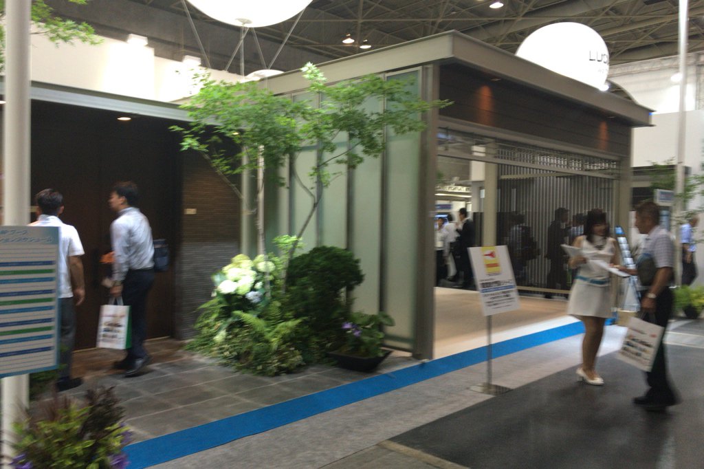 exterior_fan's tweet photo. アルミ建材のYKK AP ブース。エクスティアラシリーズ、アルミ鋳物のシャローネシリーズの展示、見ごたえありますね。 #kef2016 https://t.co/ClOfXAE1Nz