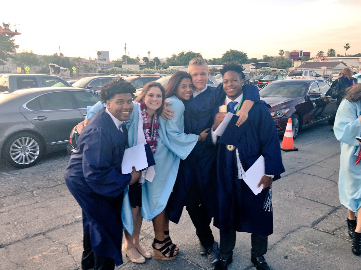 dopeelb's tweet image. My people are the best people. So glad to have finished with them by my side #wegraduated #2016 🎓💙💙💙💙