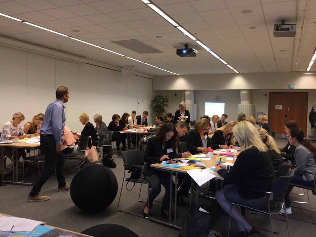 HannuliPM's tweet photo. Liikematkustuspalveluiden hankinnan kehittämisen hyötyjä? Kohta kuullaan! #FBTA2016 @LauriVihonen @HannuliPM https://t.co/TREN7ANrDl