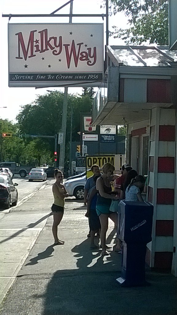 GloriaRMom's tweet image. .@martine13_ icecream with grandma came 1st #YQRlandmark #30DegreeWeather #NoLineup #MapleWalnut #FlavourOfDayOrange