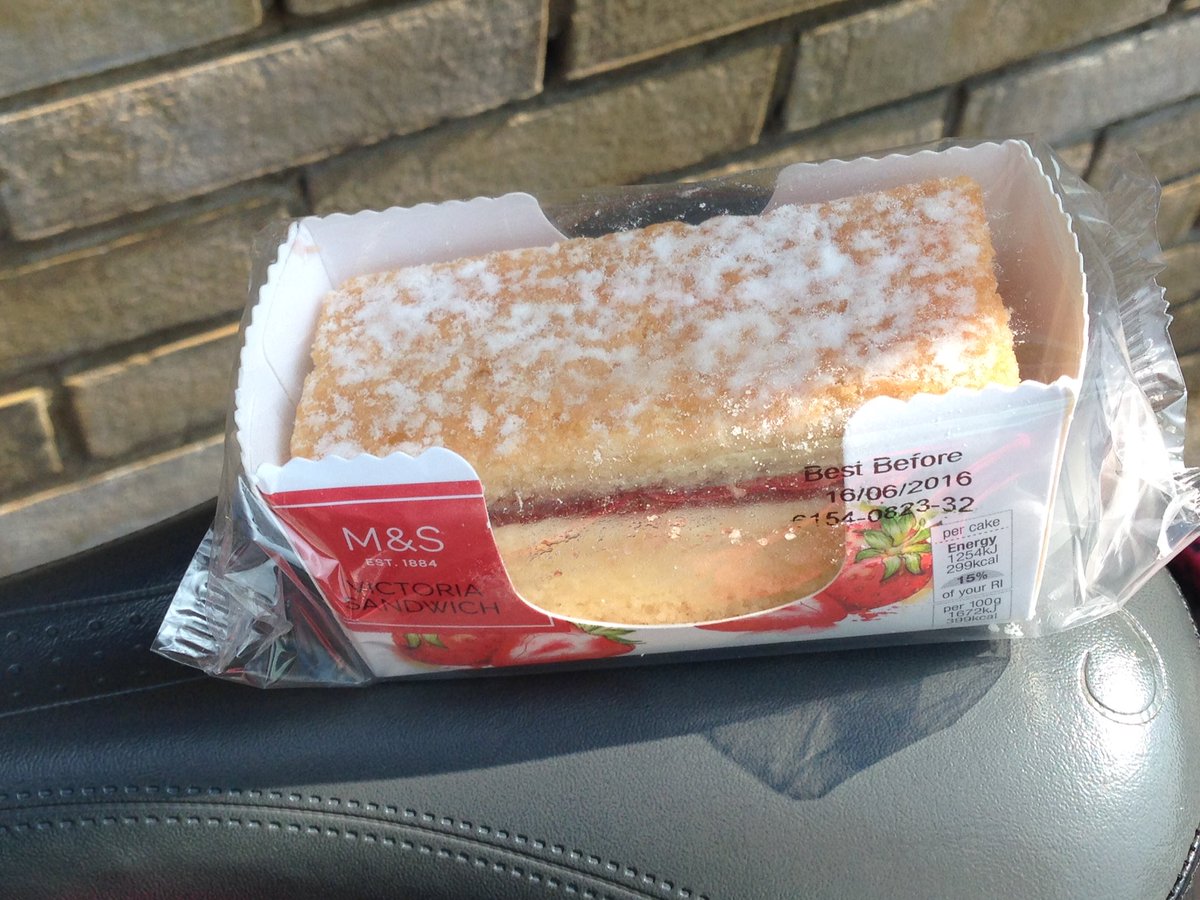 alisonjyoga's tweet photo. Free cake @marksandspencer #QueensBirthday #O2Priority #britishcake for #britishsummer 🇬🇧🇬🇧😎 https://t.co/IRZpqwG6U5