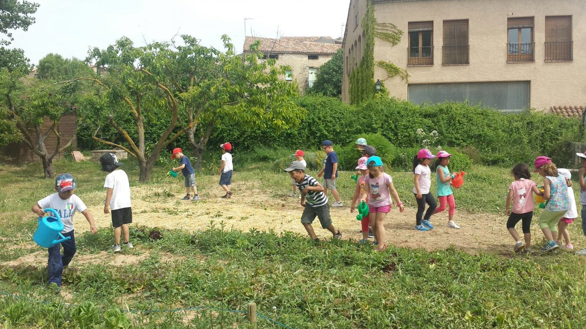 stgervasi's tweet photo. Després de plantar, regem els enciams! #stgervasi #colonias2016 https://t.co/KRzCDpfQ8h