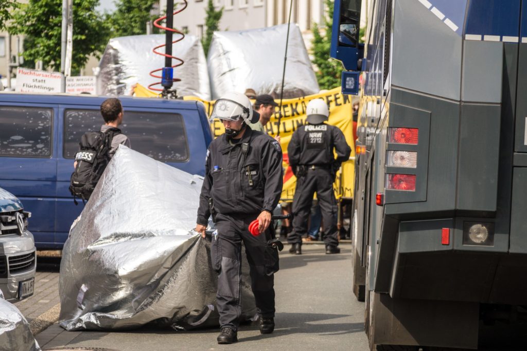 Sechel_Blog's tweet photo. Die Dortmunder Polizei verteidigt ihren Polizeieinsatz vom TddZ // https://t.co/pE0VoVtkzI #notddz https://t.co/mr6hp25vbO