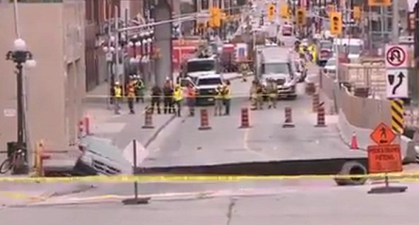maximebrindle's tweet photo. MISE À JOUR | Un énorme trou en plein centre-ville d'Ottawa https://t.co/KEcgHID11x https://t.co/jOj25VrGRP