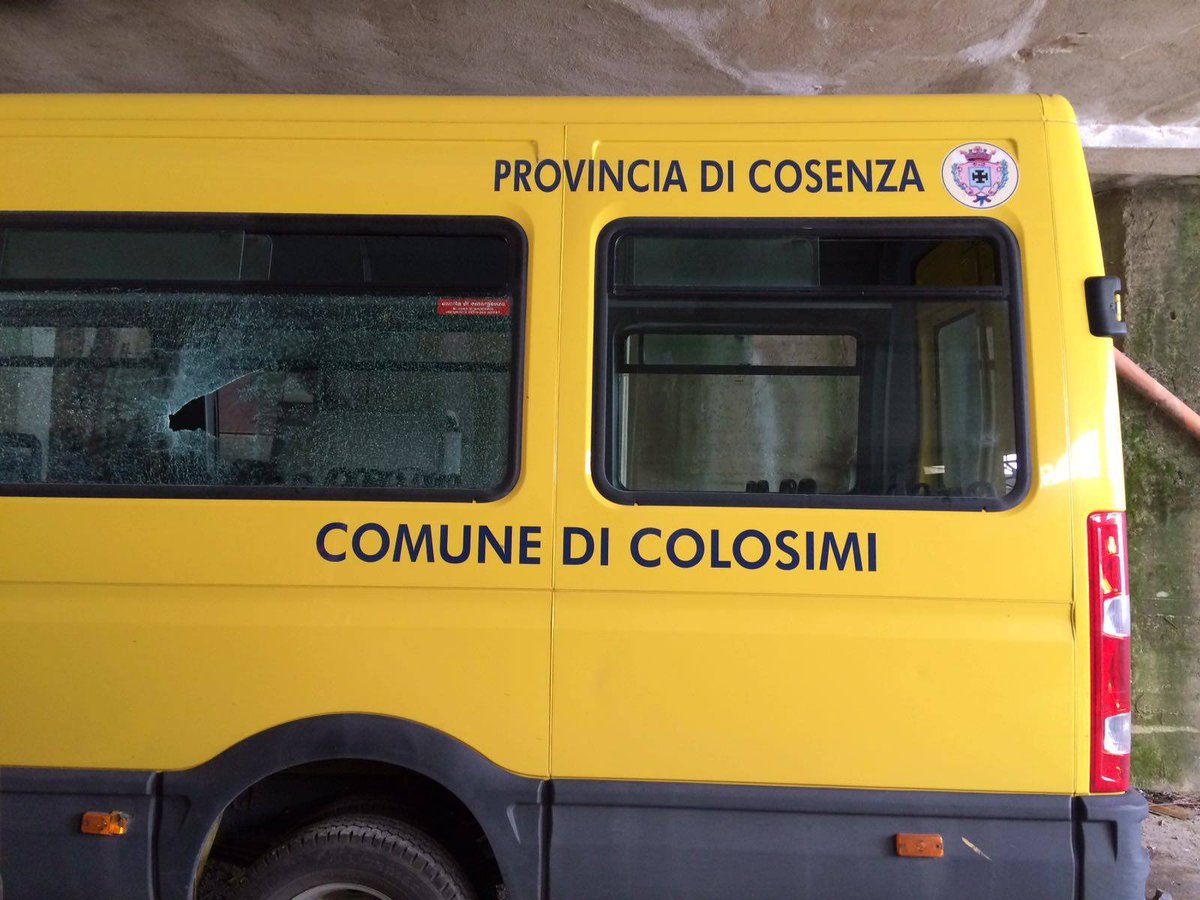 savutoweb's tweet image. #Colosimi, danneggiato il pullman per il trasporto degli scolari. Gesto insensato. savutoweb.it/2016/06/09/col…