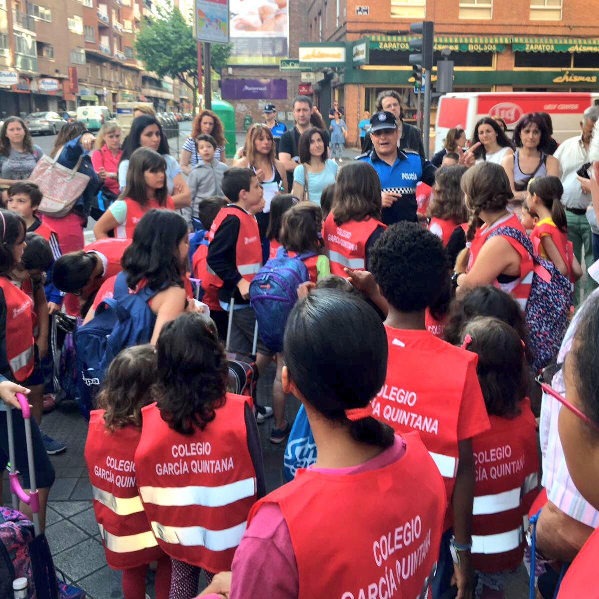 AyuntamientoVLL's tweet photo. .@oscar_puente_ @velezpsoe @Vickyquinta y @PoliciaVLL en el #CaminoEscolarSeguro con alumnos del @CGarciaQuintana 👍🏻 https://t.co/o3NAtx8BmL