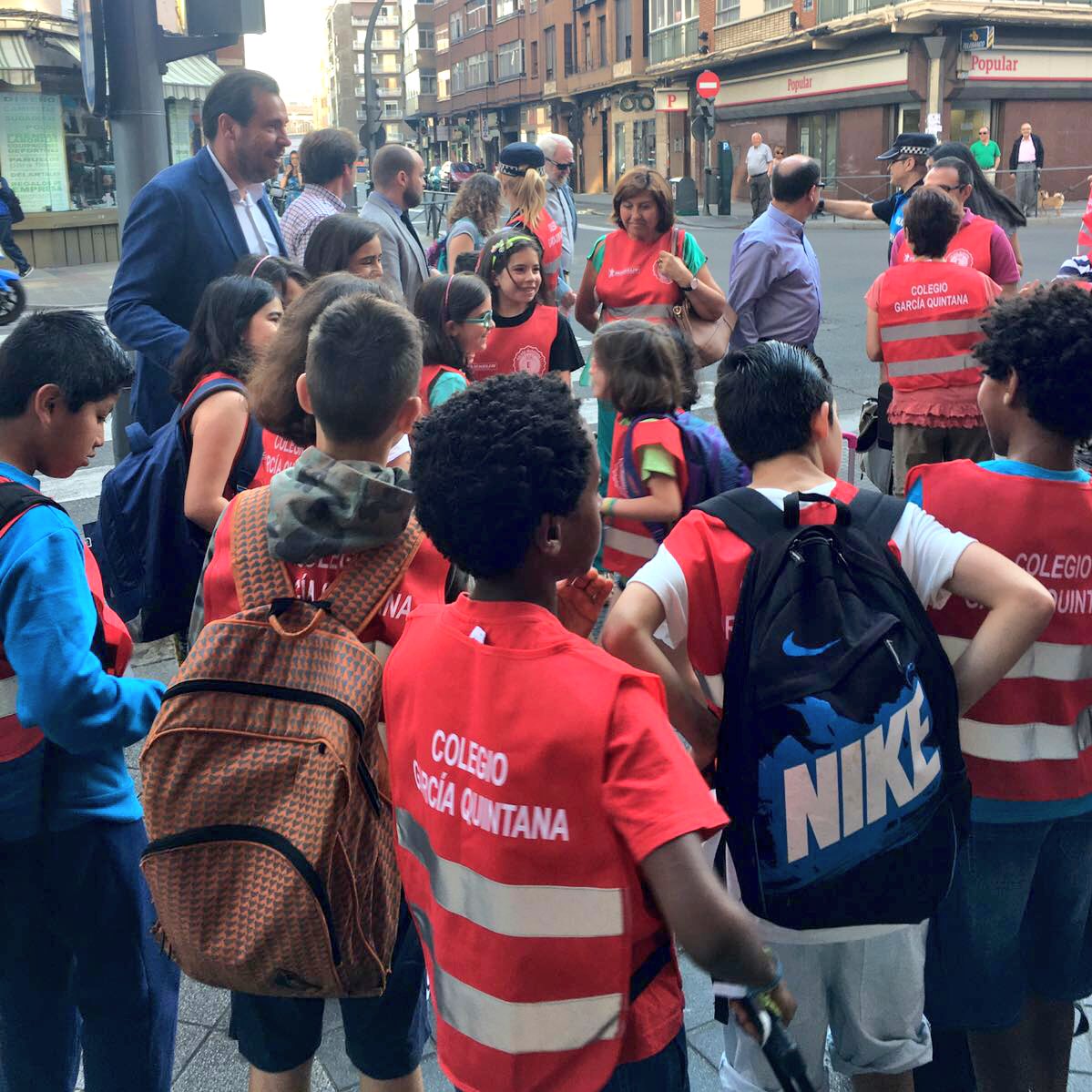 AyuntamientoVLL's tweet photo. .@oscar_puente_ @velezpsoe @Vickyquinta y @PoliciaVLL en el #CaminoEscolarSeguro con alumnos del @CGarciaQuintana 👍🏻 https://t.co/o3NAtx8BmL