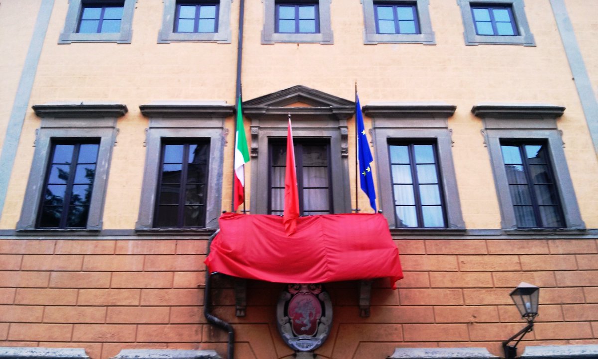 ComuneSMiniato's tweet photo. #saranonsarà Il @ComuneSMiniato espone il drappo rossa per dire #bastaviolenzasulledonne #Pisa #Firenze https://t.co/1b7Ctd5Pwm