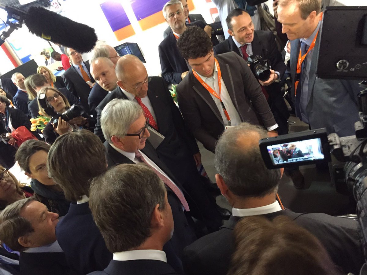 street_plug's tweet photo. Afgelopen week de #Streetplug gepresenteerd in @Parijs. Ook hier werd hij erg positief ontvangen door o.a. #Juncker. https://t.co/cdKVf6INWz