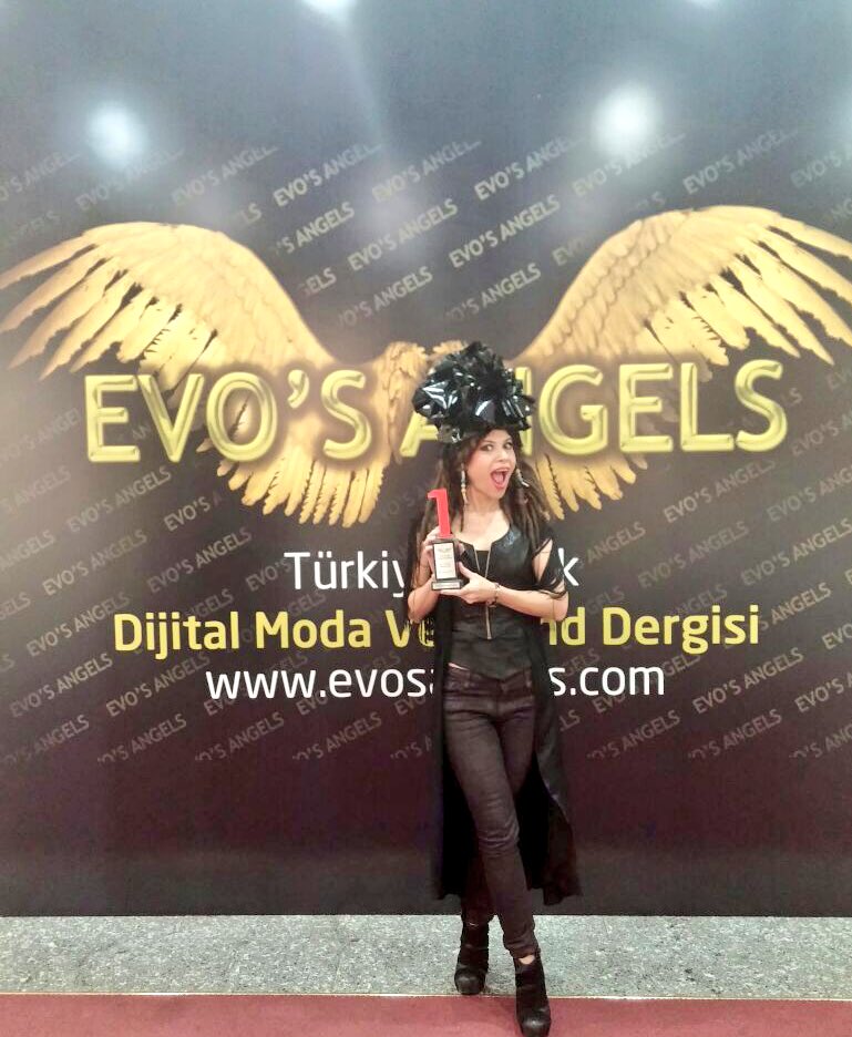 kiralikaskdizi's tweet photo. KA HABER | Evo's Angels ödüllerinde Yılın En Çok Dinlenen Şarkısı #KiralıkAşk oldu! Teşekkür ederiz. https://t.co/TtLRUj7cWb