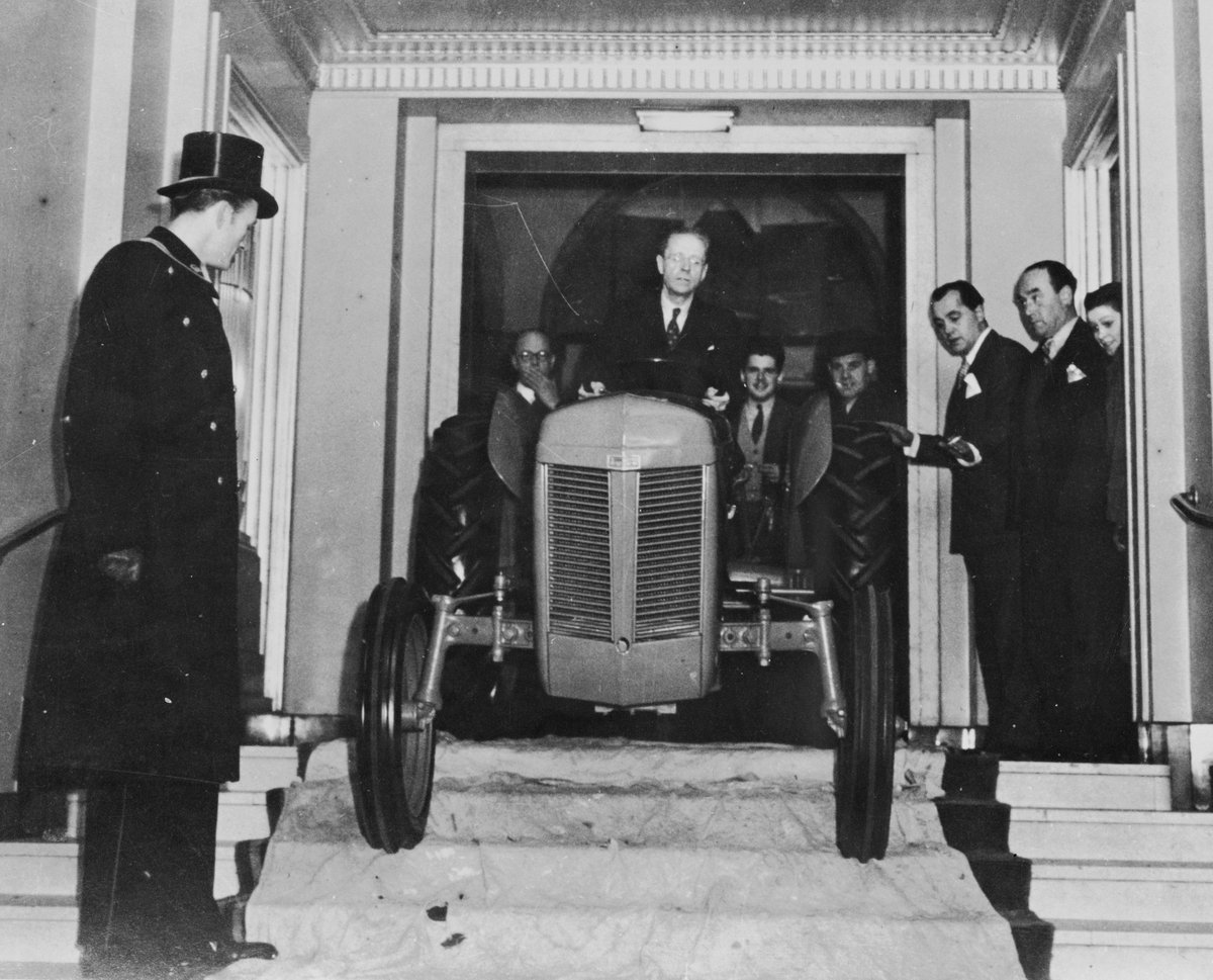 MF_Spain's tweet image. Año 1946, un tractor #TE20 baja la escalera del hotel Claridges al mando de Harry Ferguson #historia #asiéramos