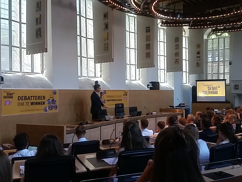 Opening Zeeuws Debattoernooi door gedeputeerde Van der Maas: 'Niet uitvechten, maar uitpraten'