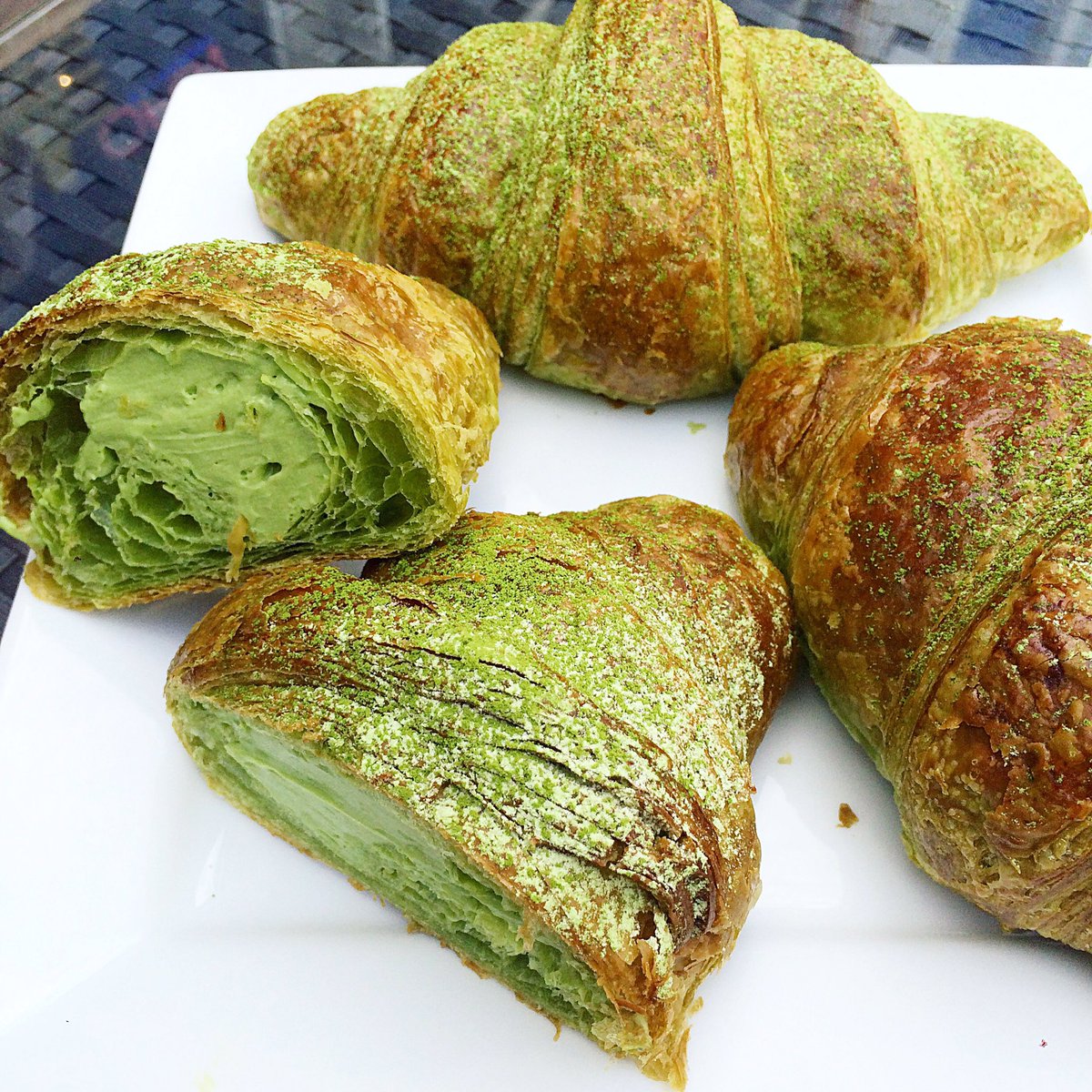 cfooodie's tweet photo. Matcha croissants with matcha filling π #BakeCode #MoltenSeries #food https://t.co/S7gCgZGhLG