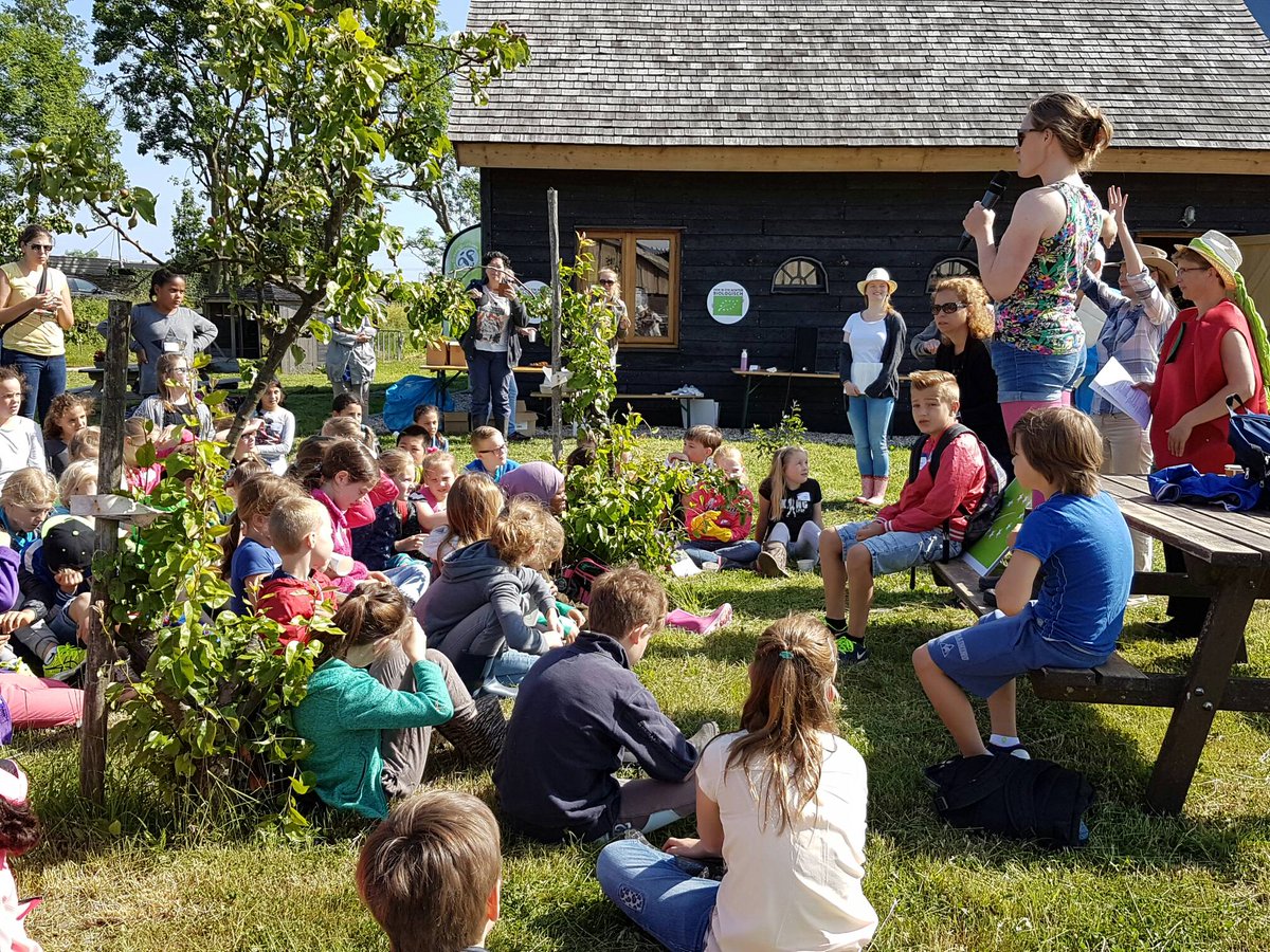 NK #Wormentellen is van start <a href="/GroeneGriffioen/">Boy Griffioen</a> . Boerin Wendela heet iedereen welkom heet #achterbio