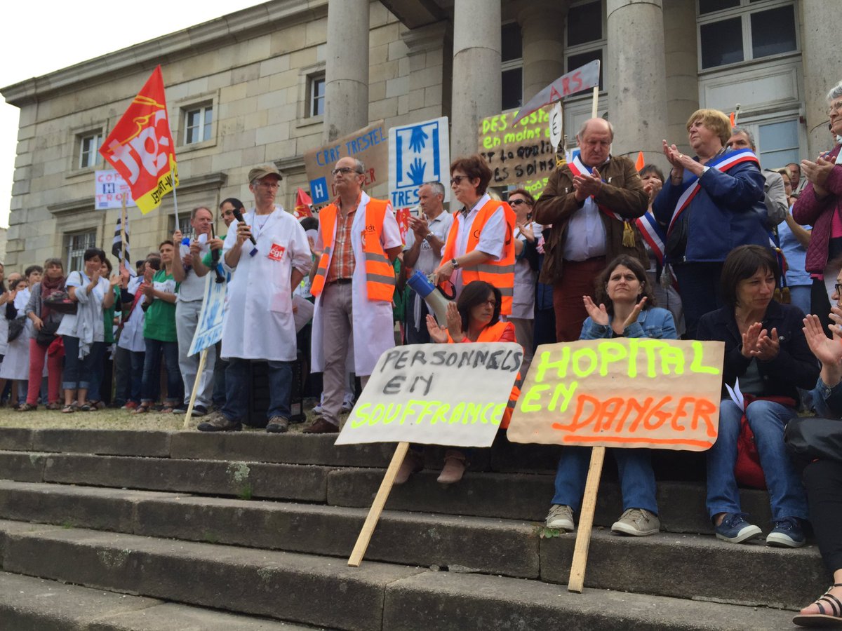MariiePre's tweet photo. #Lannion manifestation des salariés de l'hôpital de Trestel contre la suppression de 29lits et 40 postes. @armortv https://t.co/sTGy5nynte