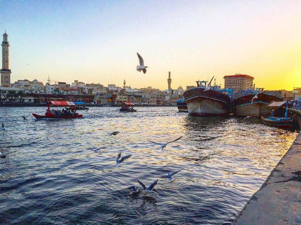visitdubai's tweet image. It's an iconic #Dubai sight - the traditional Abra boats cruising along the Creek [via IG/chrisfeloula] #VisitDubai