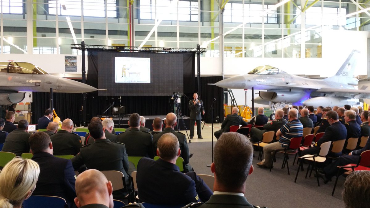 RobBongaerts's tweet photo. Commandant @opleidenKL generaal Smits benadrukt oa #reflectie, #evaluatie bij #Beroepsgericht #Opleiden op #SPOK16 https://t.co/r8QUNVpGPm