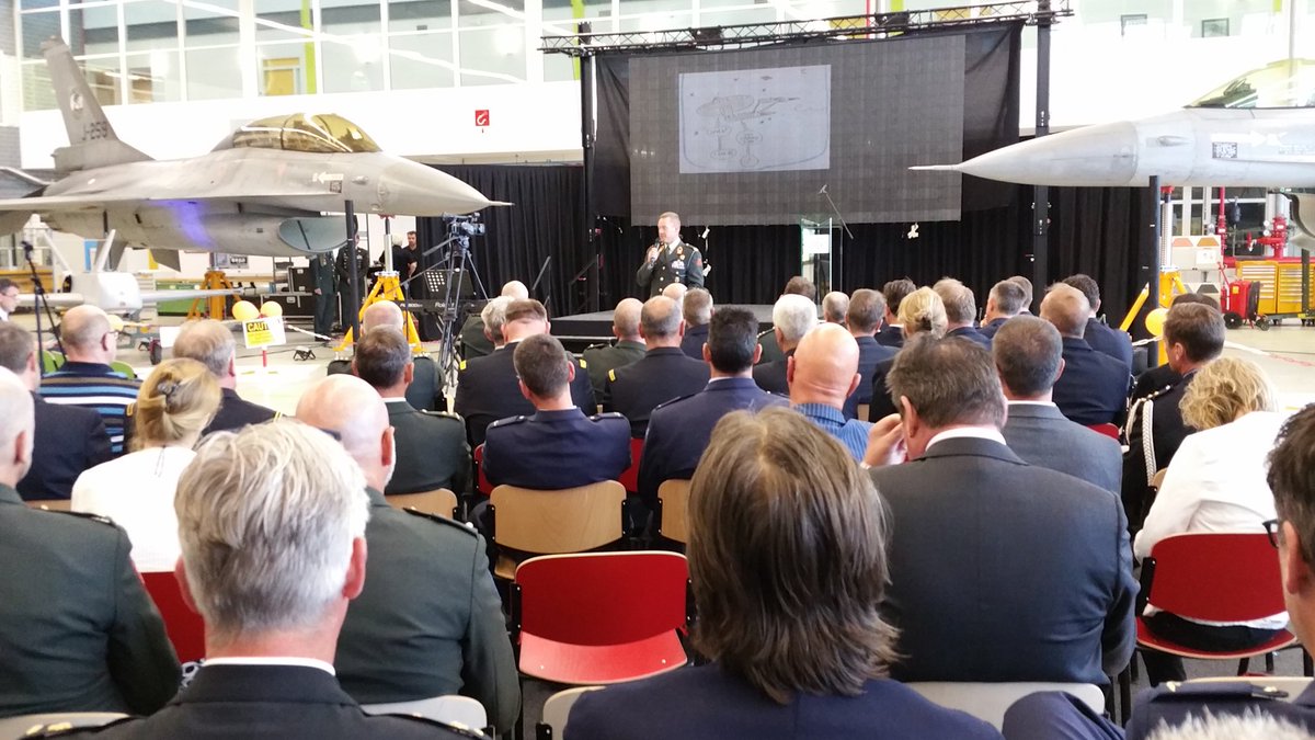 RobBongaerts's tweet photo. Commandant @opleidenKL generaal Smits benadrukt oa #reflectie, #evaluatie bij #Beroepsgericht #Opleiden op #SPOK16 https://t.co/r8QUNVpGPm