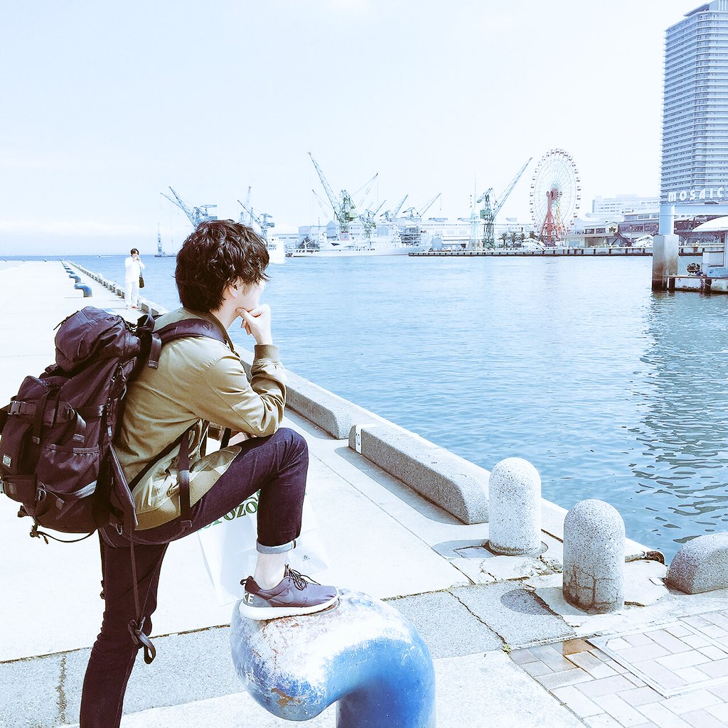 satoshi_higedan's tweet photo. キャンペーンを終えました！今日もたくさんのメッセージありがとう！全部読みきれないほどで僕もびっくりしました！パーソナリティの珠久さんと記念撮影！そして港に来たらこのポーズっしょ。
#髭男
#髭団
#メッセージありがとう https://t.co/agVlCBsLU0