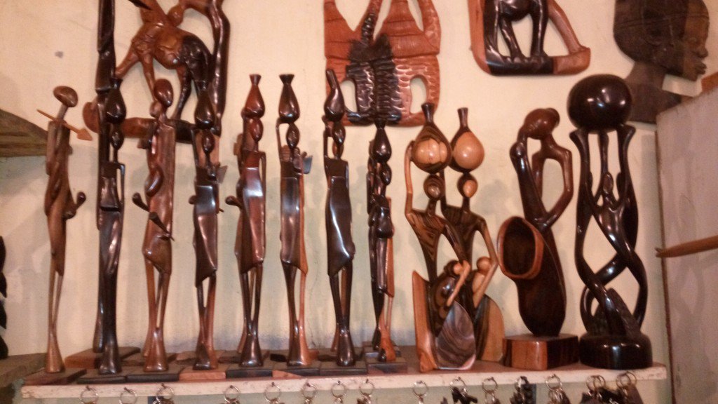 GuillaumeDjondo's tweet photo. Photos de quelques objets d'art du village artisanal de Lomé. Femme au marigot #Team228 #HelloTogo. https://t.co/aEBCXARvTU