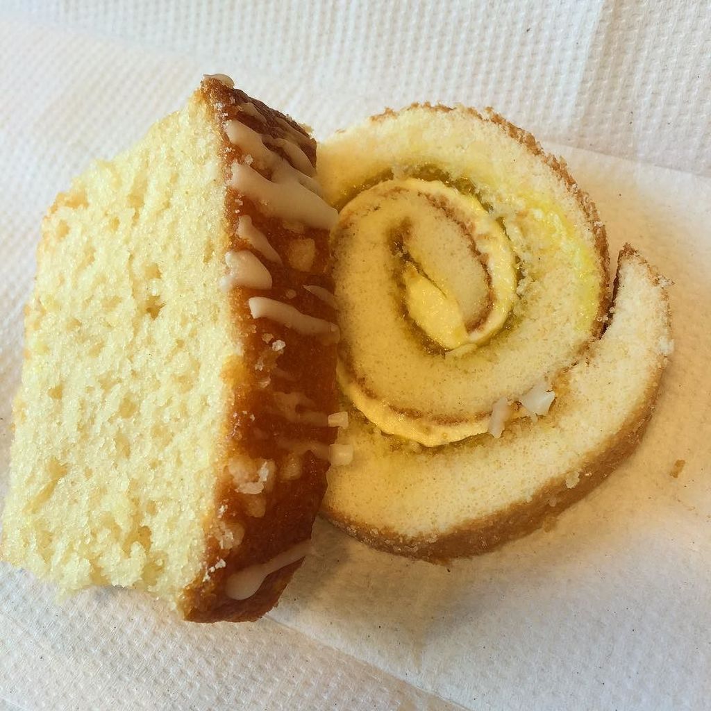 Nikdubya's tweet photo. Sometimes cake just happens. Thanks @courtneyraptorr !
#cake #amazingbaker #thursdaytreatsโฆ https://t.co/jZdpFysQQ4 https://t.co/LySV9Zfjum