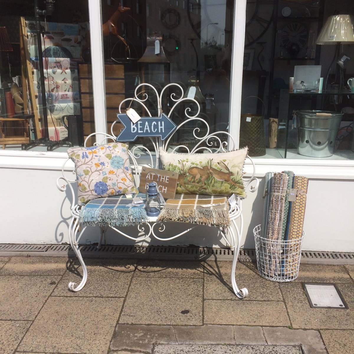 roomtoinspire's tweet photo. The @roomtoinspire bench is doing its stuff. #beach #style #Lichfield https://t.co/Fxoi241bmL