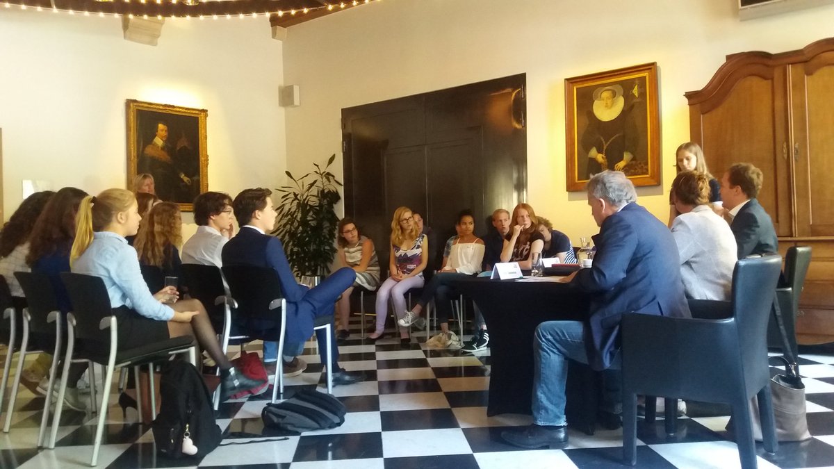 De jury geeft feedback. De jury beslist immers wie er naar de finale door mag naar de finale!