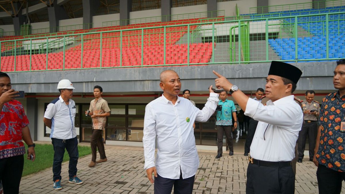 Akom2005's tweet photo. Saya dan rombongan tiba di Stadion Bekasi. Pak Wali sdg menjelaskan pembangunan di stadion tersebut. #SafariRamadhan https://t.co/LkLxtSOlHX