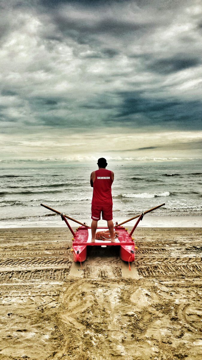 I nostri #bagnini non mollano mai! #riccioneiltuostarbene (ph. <a href="/paolomassarente/">Paolo Massarente</a> )
