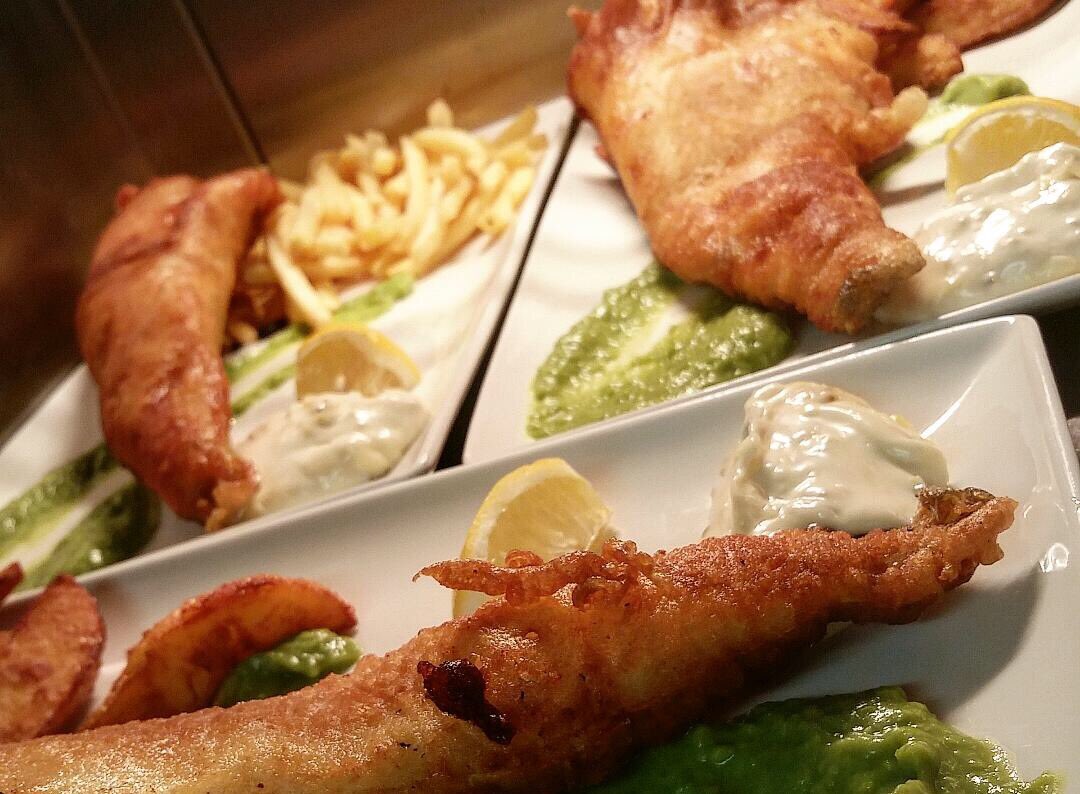 WhiteHartBarnes's tweet photo. Start the #Queens90thBirthday weekend in style with our #FIZZ &amp; #CHIPS tomorrow 12-9pm, £15 👍🏻 https://t.co/28dRpZ4xNz