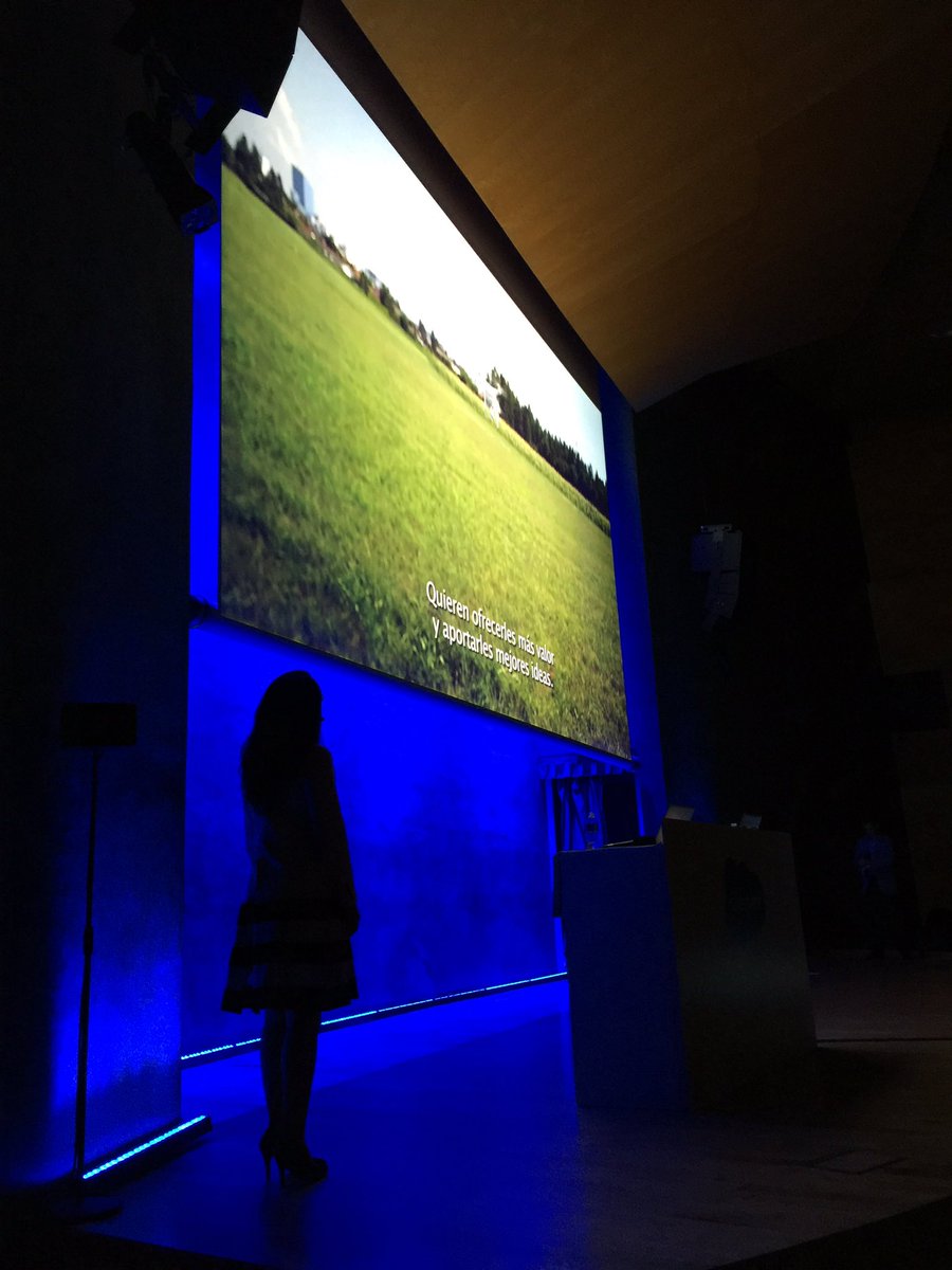 Fgallego74's tweet image. Ana Vertedor y @arseotero compartiendo historias de éxito de clientes y partners en #salesforceBCN