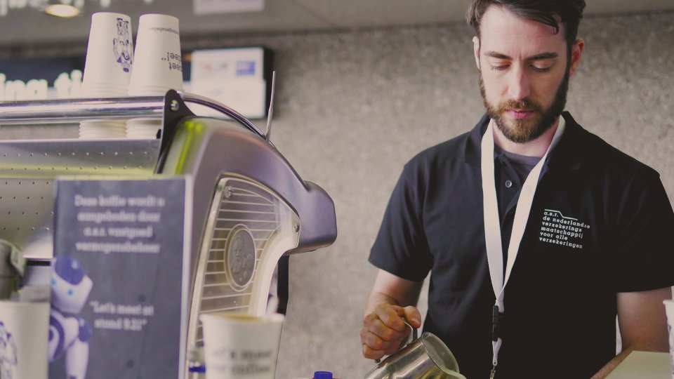 provadanl's tweet photo. "Alstublieft, uw latte" Kevin Wills https://t.co/UO1e49AFv5 #MOP #Provada https://t.co/8iL06KGTNu