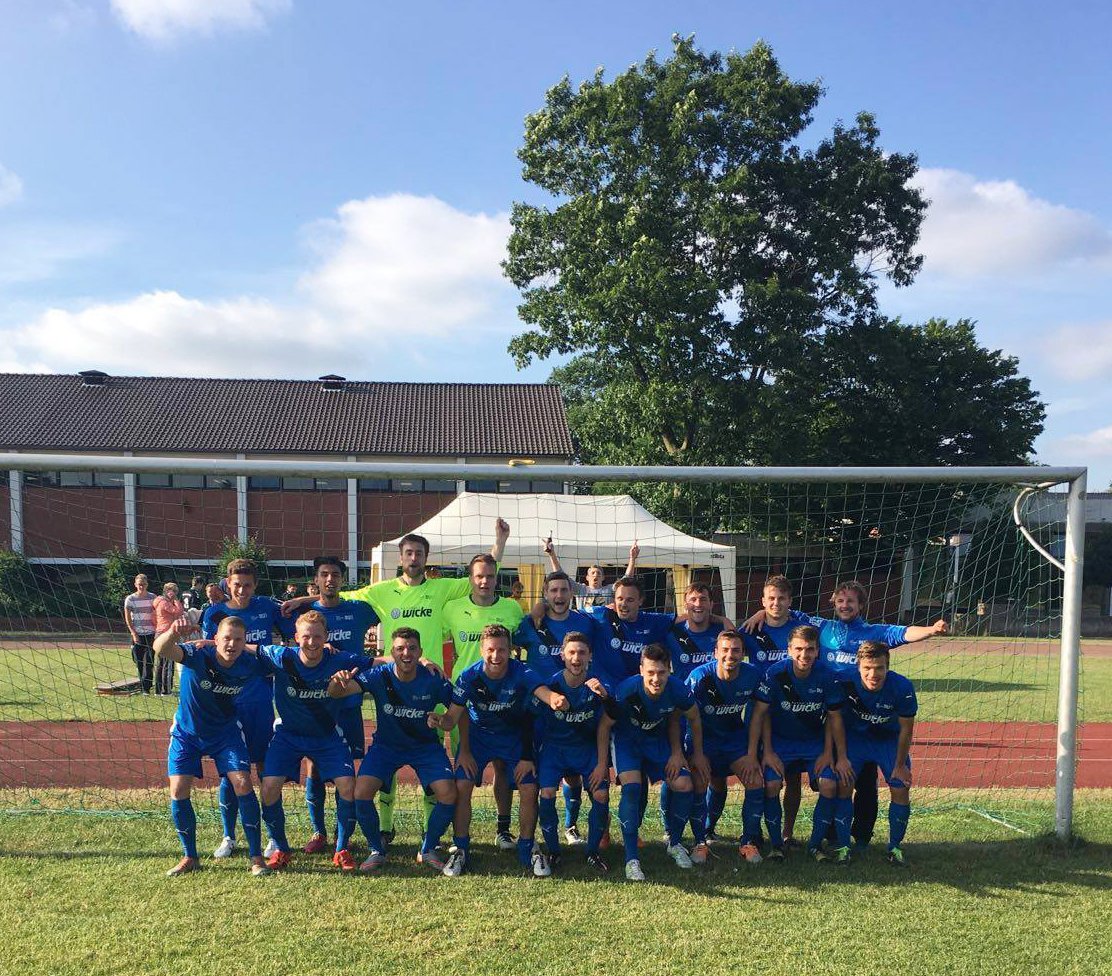 ruhrunibochum's tweet photo. Gut gemacht, Jungs! Unsere #RUB11 ist in der Finalrunde der Deutschen Hochschulmeisterschaft. ^sk #DHM2016 https://t.co/5d4vUzDWrj