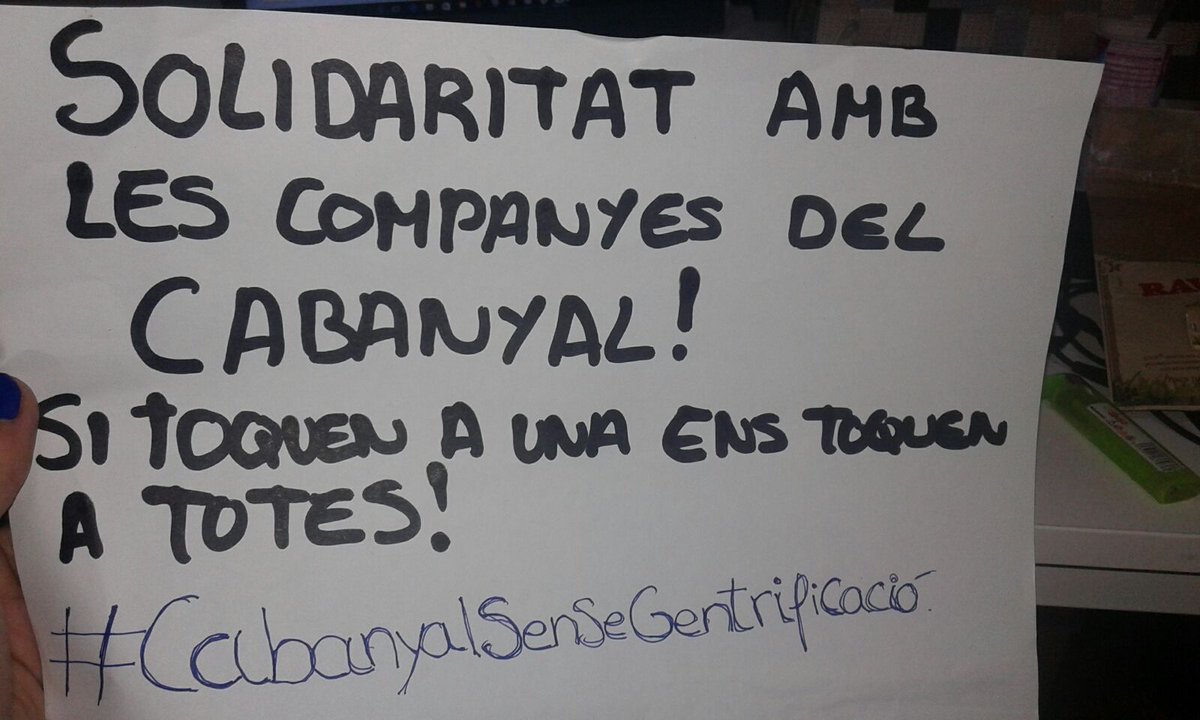RevueltaVioleta's tweet photo. Si ens toquen a una, ens toquen a totes! #CabanyalSenseGentrificacio https://t.co/IKMeWn6o1v