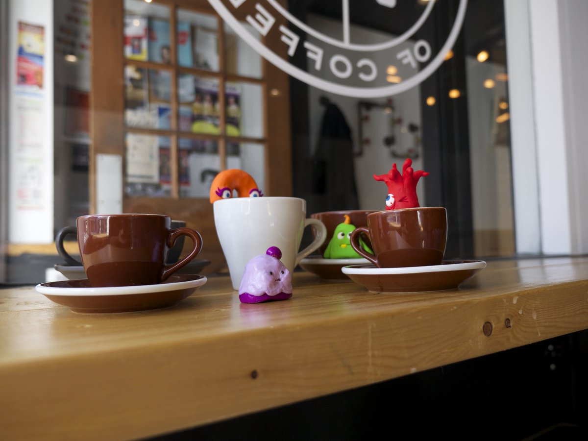 [Bean] AREYOUGUYSGONNAGOTOTHEREE-YOO-NEONIFORSURETOTALLYAMIWONDERIFTHEY'LLHAVECOFFEE
[Bobbin] Bean slow down!!