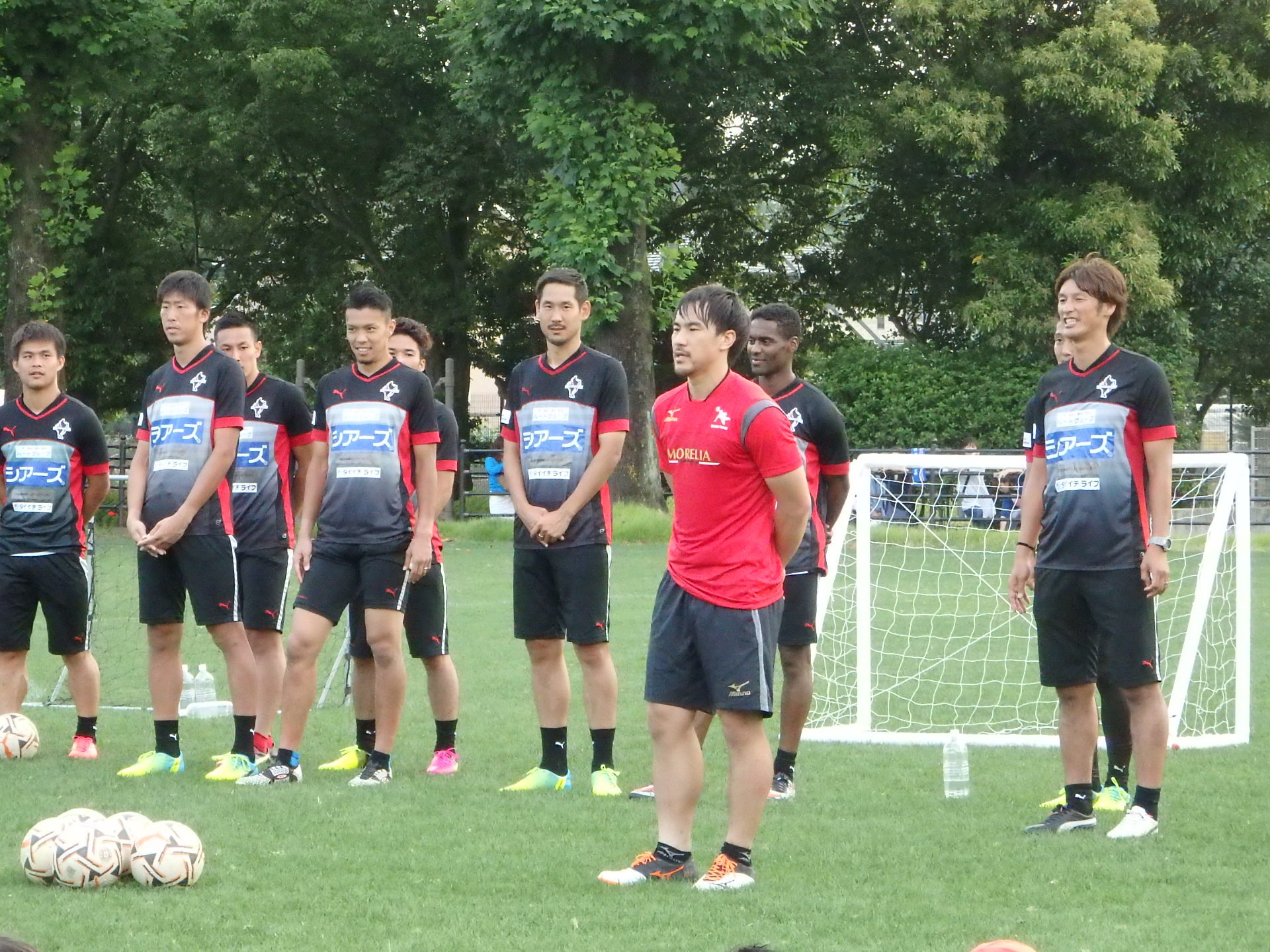 ロアッソ熊本 Official 本日6月9日 木 熊本県民総合運動公園サッカー場で開催されたサッカー交流会に 日本代表でイングランドプレミアリーグ レスター シティfc所属の岡崎慎司選手が訪れ ロアッソ熊本の選手達と共に子ども達とサッカーを楽しみました
