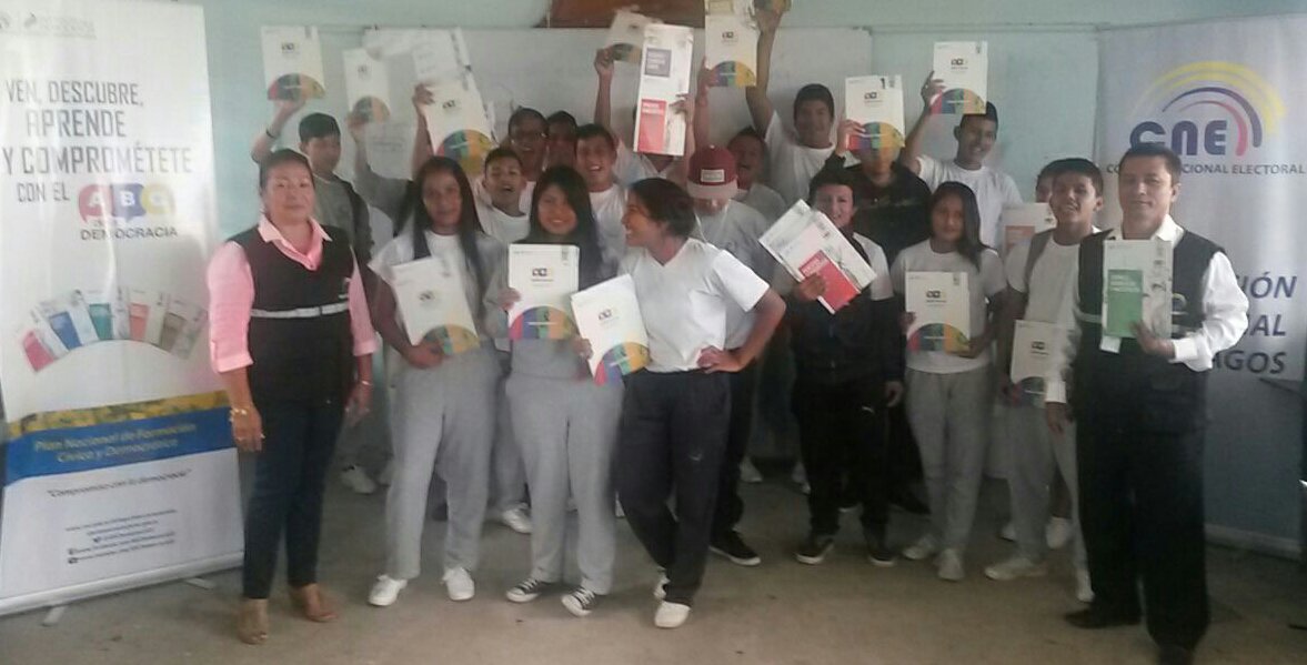 ABCDemocraciaEC's tweet photo. Directora de @CNEGalapagos clausura #CapacitaciónABC en el colegio Ignacio Hernández de #SanCristóbal https://t.co/Cywl1A7KOH