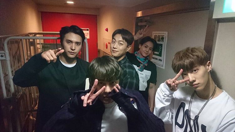 instaggcom's tweet photo. Yong Jun Hyung ✌️✌✌✌✌ https://t.co/L7y31OsdM6 https://t.co/5boVsMQWlH