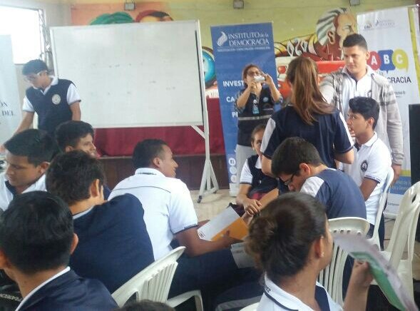 ABCDemocraciaEC's tweet photo. Estudiantes de bachillerato del colegio Federico González Suárez de #Durán exponen sobre #ABCDemocraciaEC @CNEGuayas https://t.co/Mu4jskpr3b