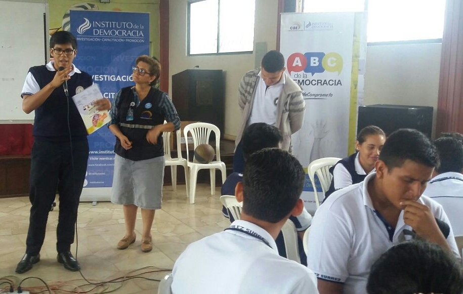 ABCDemocraciaEC's tweet photo. Estudiantes de bachillerato del colegio Federico González Suárez de #Durán exponen sobre #ABCDemocraciaEC @CNEGuayas https://t.co/Mu4jskpr3b