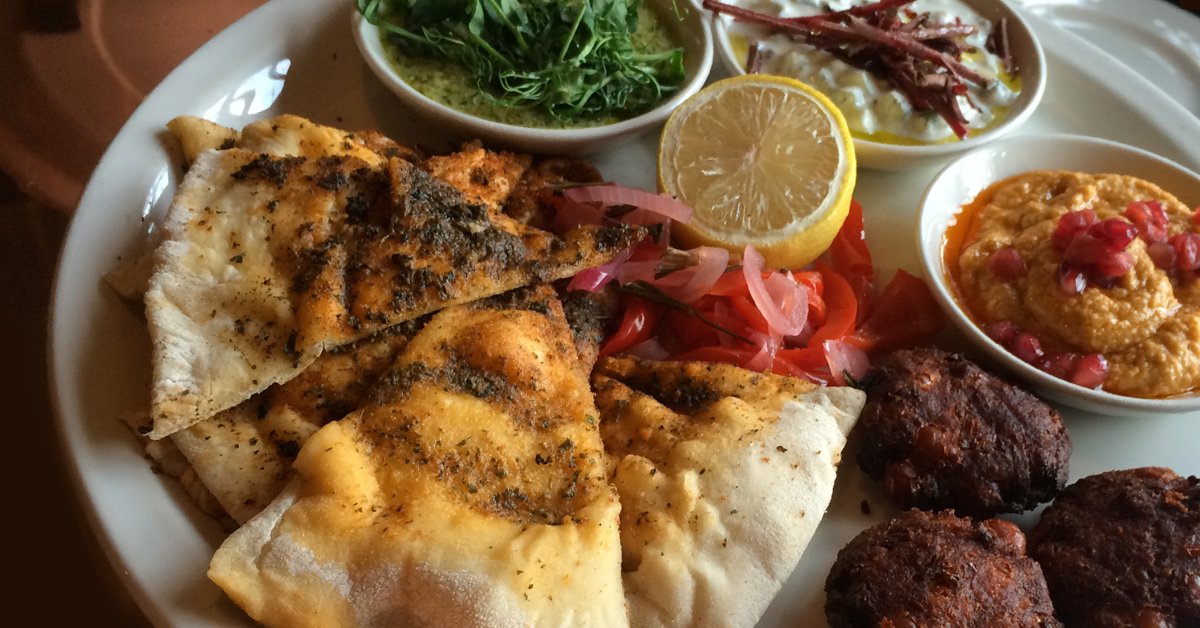 TheWoolpackPub's tweet photo. Sweet potato falafel ✓ Harissa hummus ✓ Tzatziki ✓ Roasted sweet peppers ✓ Seasoned flatbread ✓ It’s #mezze time. https://t.co/vBpYsmAiNv