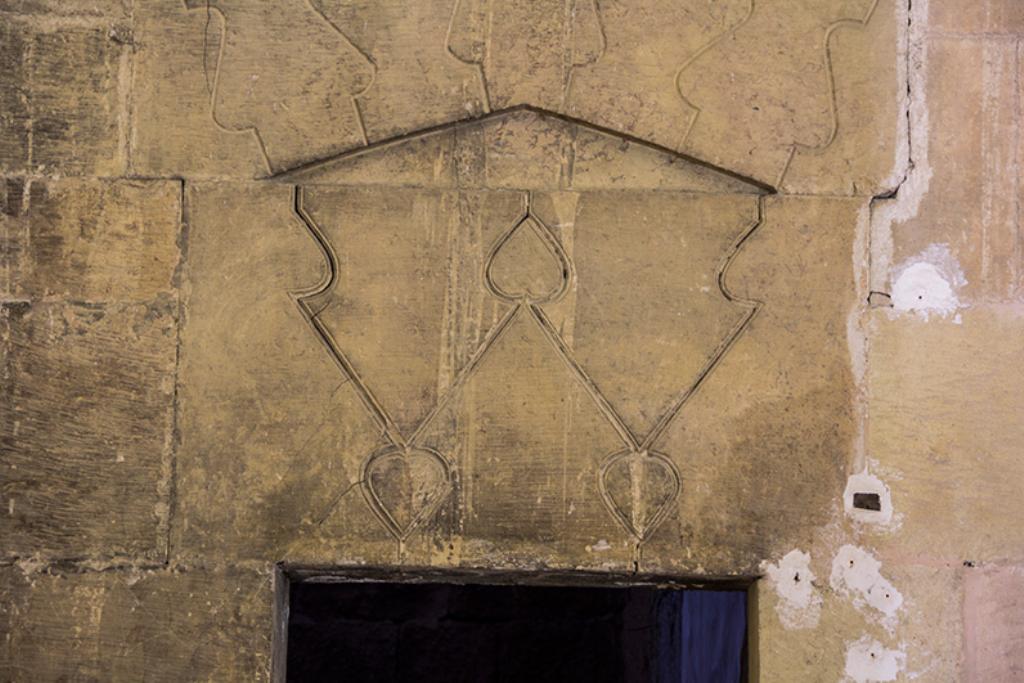 motif, kefelerinde kalplerin tartıldığı bir terazidir.