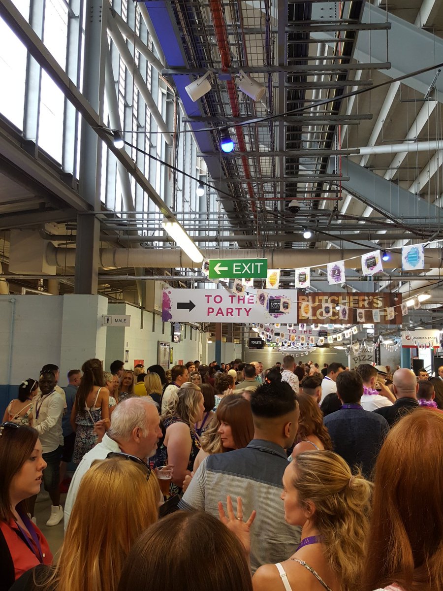 #summerparty <a href="/WeAreSUGM/">WeAreSUGM</a>  waiting for food.#carnage #theyneedflo