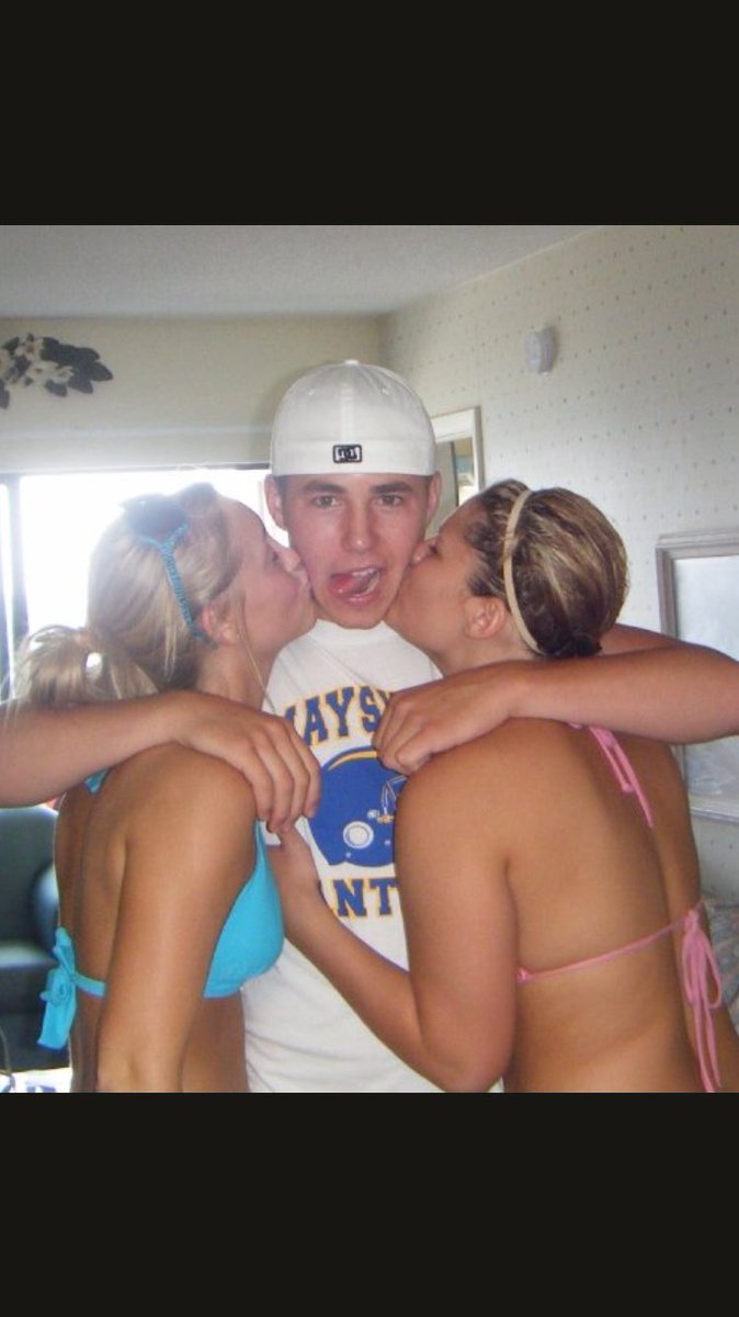 alzcat_'s tweet photo. throwin' it back 7 years to my senior trip 🤘🏼💁🏼 #classof2009 #beforesnapchat #digitalcameraera @paigeE51 https://t.co/nAh9i4Jdnv