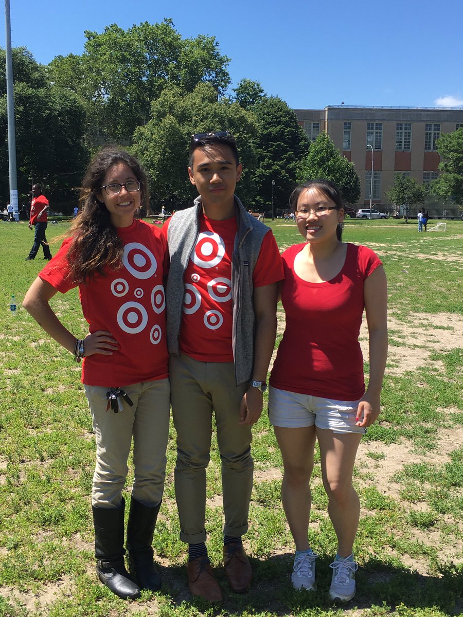 nicole_targett's tweet photo. Having so much fun celebrating queens-Brooklyn day with the target team #volunteers #t2451 #target https://t.co/MromxvodiG