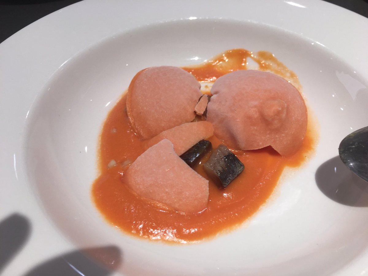 josefacal02's tweet photo. #sportcooking de nuevo @PacoRoncero en acción gazpacho tradicional con cúpula de nitrógeno. Espectacular https://t.co/9fdorqISwP