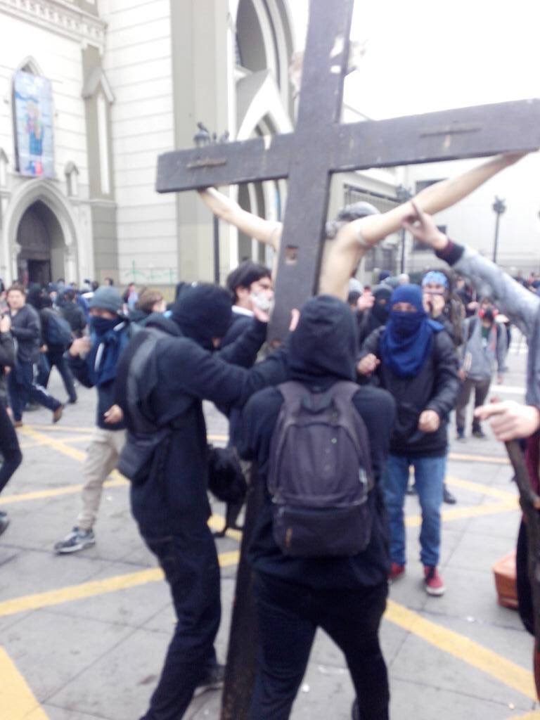 Asaltan una conocida iglesia de Chile y destrozan el Cristo en la calle tras una marcha estudiantil Ckh26l6WkAAFuio