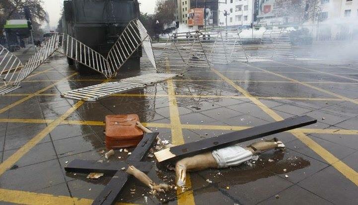 Asaltan una conocida iglesia de Chile y destrozan el Cristo en la calle tras una marcha estudiantil Ckh26l9WYAAi2zz