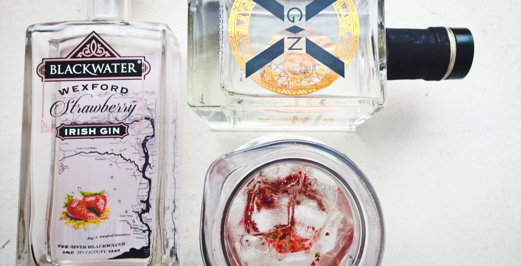 CuriosityLiquid's tweet photo. #Ginspiration@BlackDistillery Strawberry Gin + @XGinOfficial + pink peppercorns and cocoa nibs - Gintini https://t.co/FhtAsQSR5w